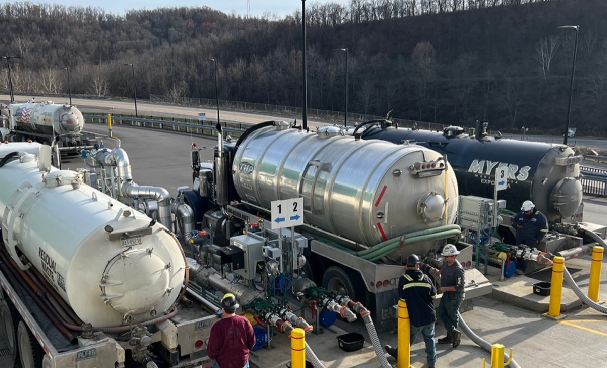 Facility IoT radar level sensor mounted on a tank hatch